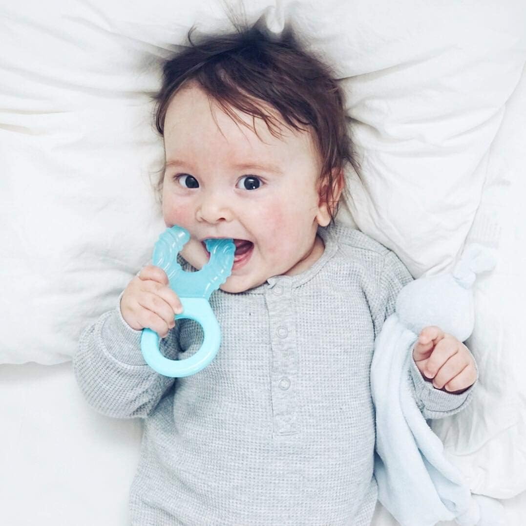 Twistshake Teether for 1+ Month Newborn Baby | Teething Ring Stimulates and Massages Sore Gums | Smoothing Relief with Handle | BPA Free