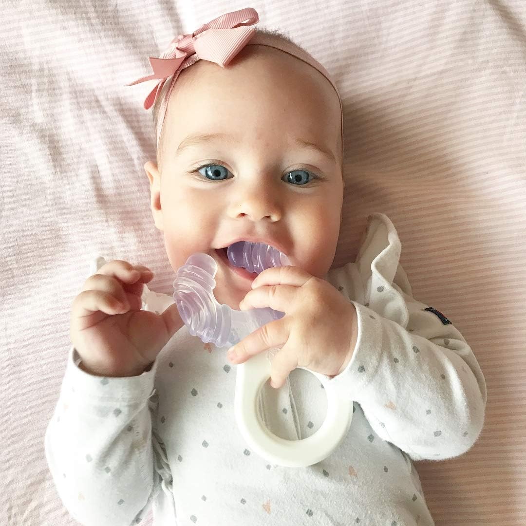 Twistshake Teether for 1+ Month Newborn Baby | Teething Ring Stimulates and Massages Sore Gums | Smoothing Relief with Handle | BPA Free